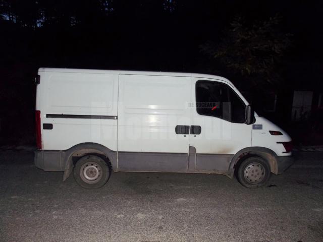 Autoutilitara Iveco a fost găsită abandonată într-o parcare de la intrarea în satul Valea Putnei, comuna Pojorâta