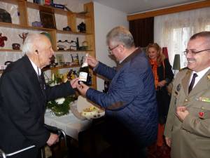 Arcadie Sfîrnaciuc a primit cadouri din partea Primăriei Suceava, la împlinirea vârstei de 101 ani