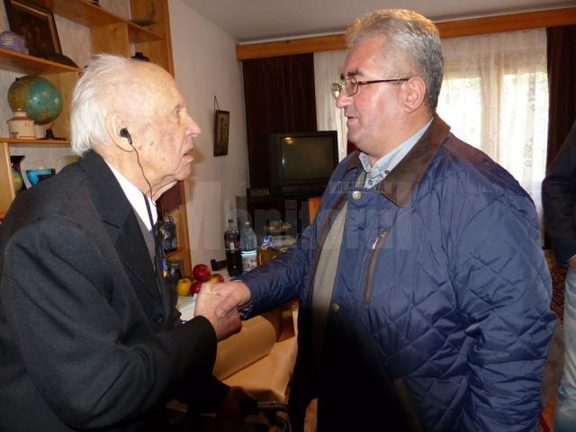 Arcadie Sfîrnaciuc a primit cadouri din partea Primăriei Suceava, la împlinirea vârstei de 101 ani