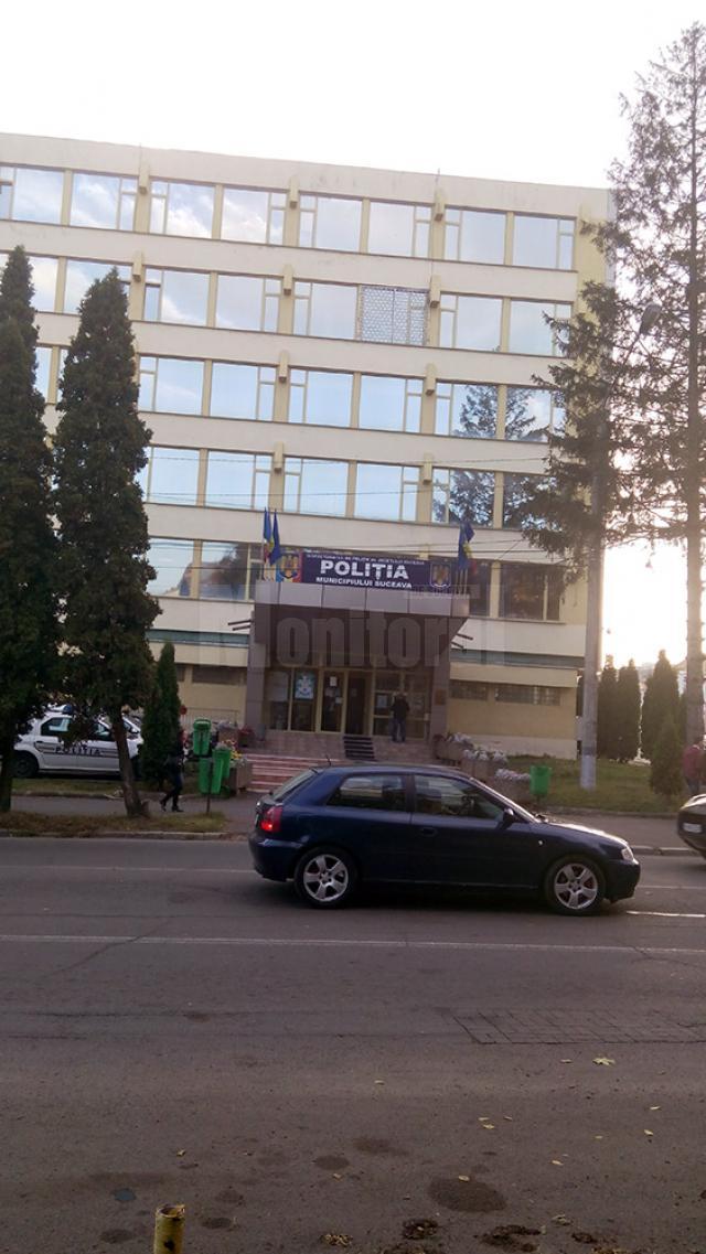 Tânărul nu a apucat să iasă din sediul Poliţiei municipiului Suceava, fiind prins imediat de poliţişti şi imobilizat