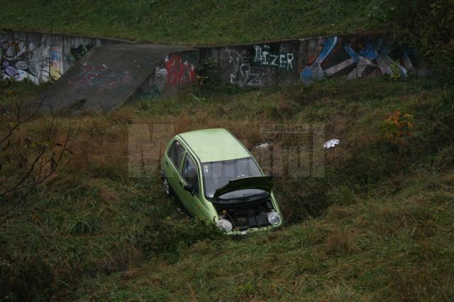 Un Matiz a plonjat de pe carosabil, pe serpentinele Sucevei