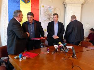 Primarul din Fălticeni, Cătălin Coman, a semnat contractul pentru reabilitarea străzii Sucevei
