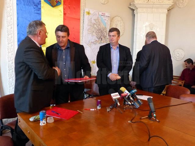 Primarul din Fălticeni, Cătălin Coman, a semnat contractul pentru reabilitarea străzii Sucevei