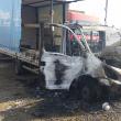 Autoutilitara a ars violent din cauza unui scurtcircuit electric, au stabilit pompierii