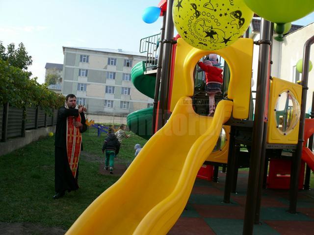 La Grădiniţa cu Program Prelungit “Pinocchio” din municipiul Fălticeni a fost inaugurat noul spaţiu de joacă