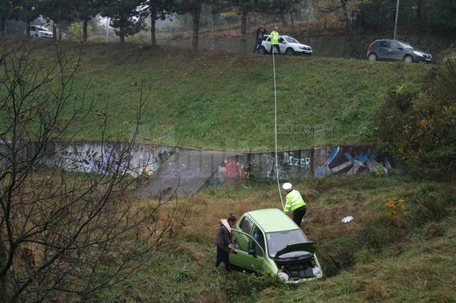 Un Matiz a plonjat de pe carosabil, pe serpentinele Sucevei