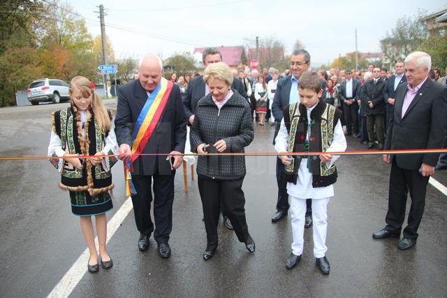 În Iaslovăţ a fost inaugurat un drum modernizat de firmele Con Bucovina şi Calcarul cu fonduri europene