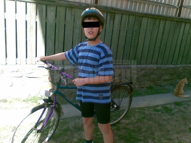 Bogdan, 13 ani, autist, a învăţat să meargă pe bicicletă