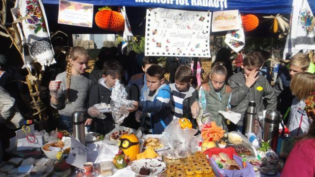 Peste o mie de rădăuţeni au participat la Târgul de toamnă pentru copii