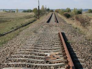Lăsată de izbelişte de ani buni, calea ferată Dorneşti - Siret a devenit o ţintă facilă pentru hoţi
