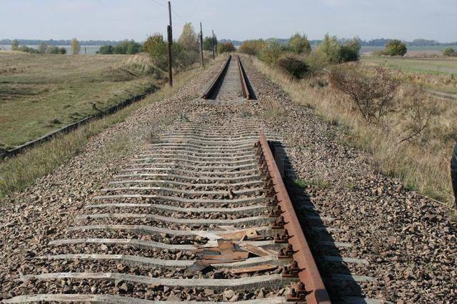 Lăsată de izbelişte de ani buni, calea ferată Dorneşti - Siret a devenit o ţintă facilă pentru hoţi