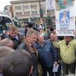 Câteva sute de persoane l-au aşteptat pe Klaus Iohannis la Fălticeni