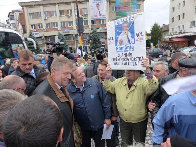 Câteva sute de persoane l-au aşteptat pe Klaus Iohannis la Fălticeni