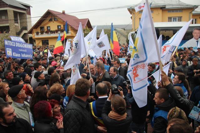 Peste 1.000 de oameni au participat ieri la un miting electoral de susținere a candidatului Alianței Creștin Liberale PNL-PDL la președinția României, Klaus Iohannis, organizat în comuna suceveană Dărmănești