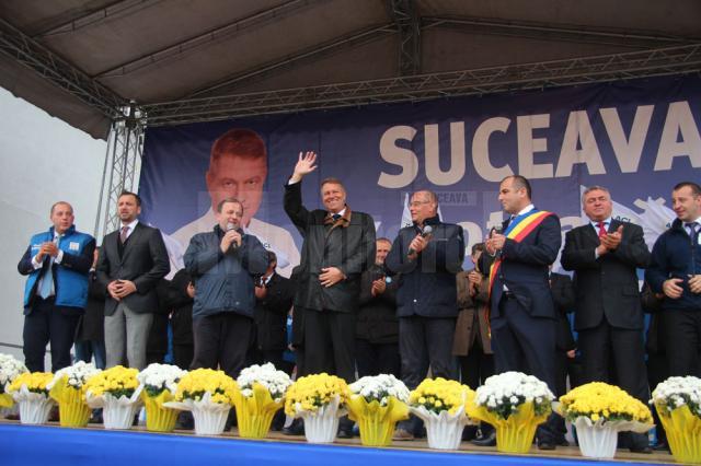 Peste 1.000 de oameni au participat ieri la un miting electoral de susținere a candidatului Alianței Creștin Liberale PNL-PDL la președinția României, Klaus Iohannis, organizat în comuna suceveană Dărmănești