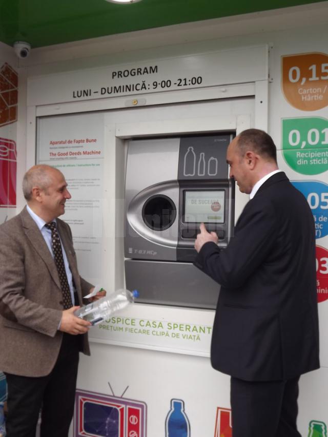Constantin Damov şi Ovidiu Iane, lângă sistemul inteligent de preluare a deşeurilor reciclabile