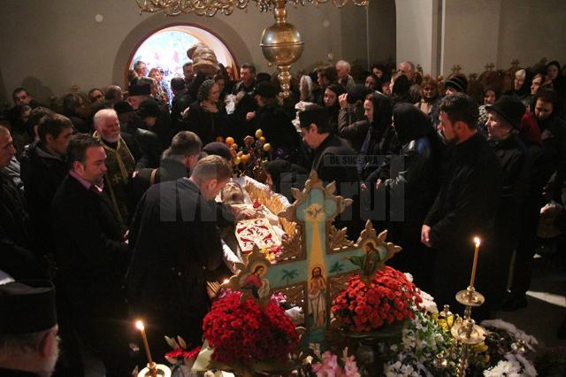 Familia îndurerată împreună cu un sobor de preoţi