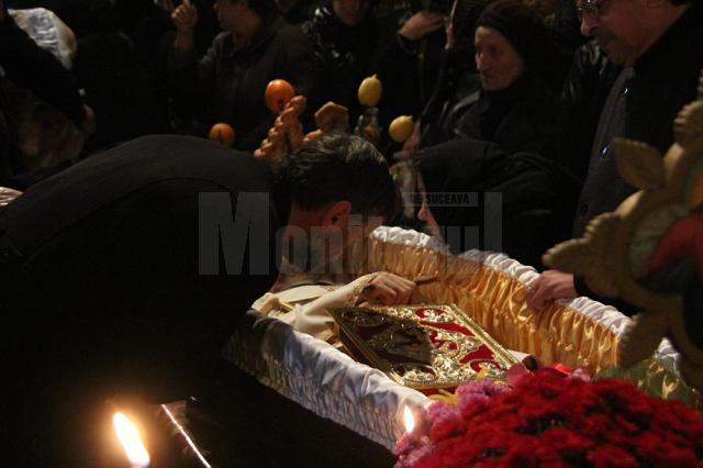 Familia îndurerată împreună cu un sobor de preoţi