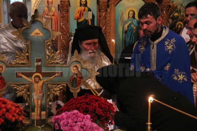 Familia îndurerată împreună cu un sobor de preoţi