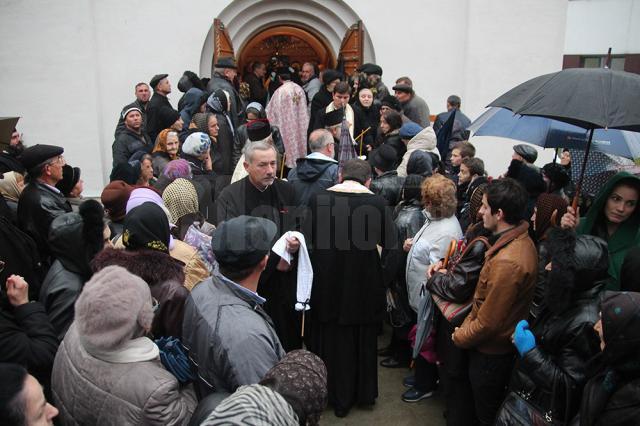 Preotul Ilie Chişcari, nepot al familiei Mihoc, a fost condus ieri pe ultimul drum de sute de credincioşi