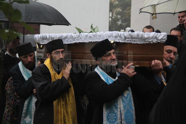 Preotul Ilie Chişcari, nepot al familiei Mihoc, a fost condus ieri pe ultimul drum de sute de credincioşi