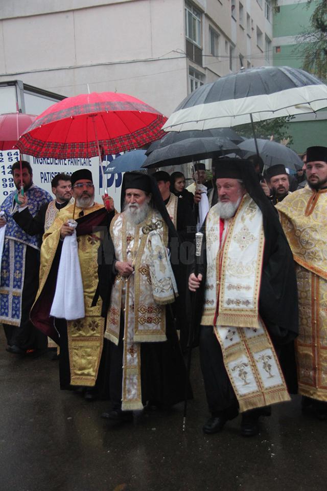 Preotul Ilie Chişcari, nepot al familiei Mihoc, a fost condus ieri pe ultimul drum de sute de credincioşi