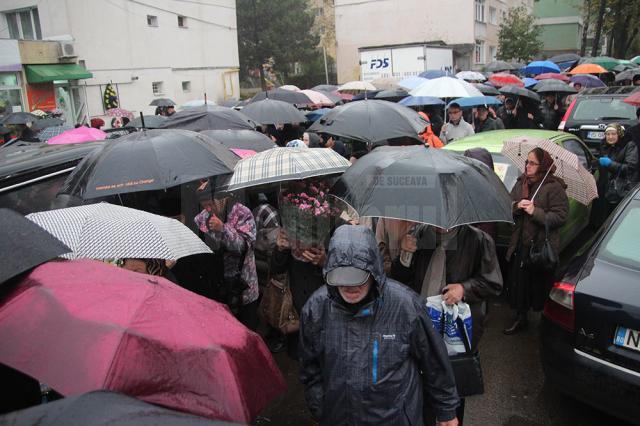 Preotul Ilie Chişcari, nepot al familiei Mihoc, a fost condus ieri pe ultimul drum de sute de credincioşi