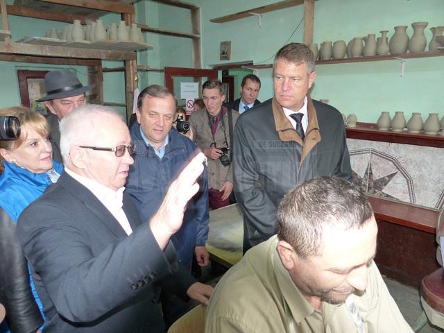 Klaus Iohannis, primit cu entuziasm de câteva mii de suceveni la Marginea şi Câmpulung Moldovenesc