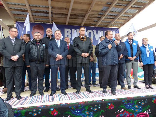 Klaus Iohannis, primit cu entuziasm de câteva mii de suceveni la Marginea şi Câmpulung Moldovenesc