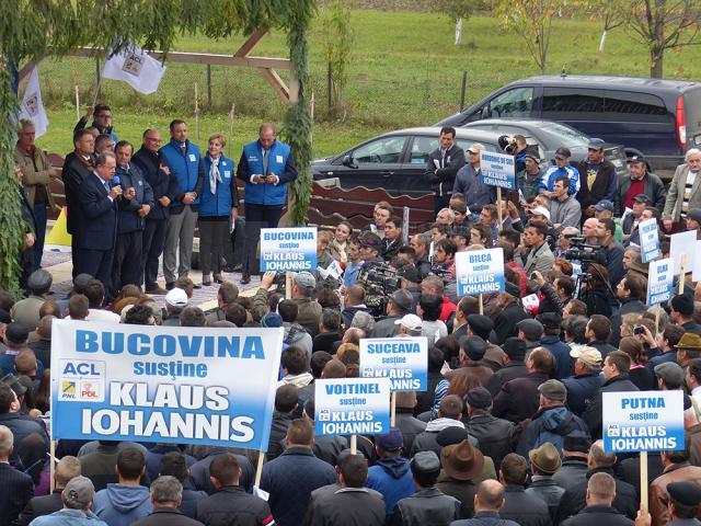 Klaus Iohannis, primit cu entuziasm de câteva mii de suceveni la Marginea şi Câmpulung Moldovenesc