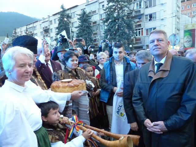 Klaus Iohannis, primit cu entuziasm de câteva mii de suceveni la Marginea şi Câmpulung Moldovenesc