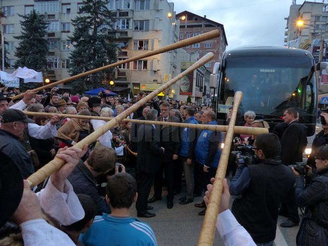 Klaus Iohannis, primit cu entuziasm de câteva mii de suceveni la Marginea şi Câmpulung Moldovenesc