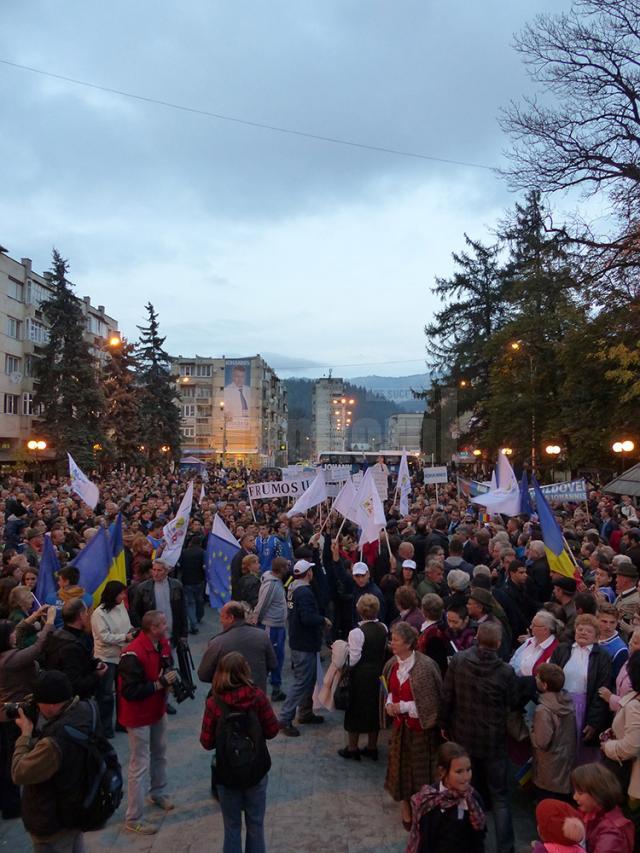 Klaus Iohannis, primit cu entuziasm de câteva mii de suceveni la Marginea şi Câmpulung Moldovenesc