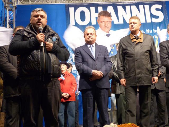 Klaus Iohannis, primit cu entuziasm de câteva mii de suceveni la Marginea şi Câmpulung Moldovenesc