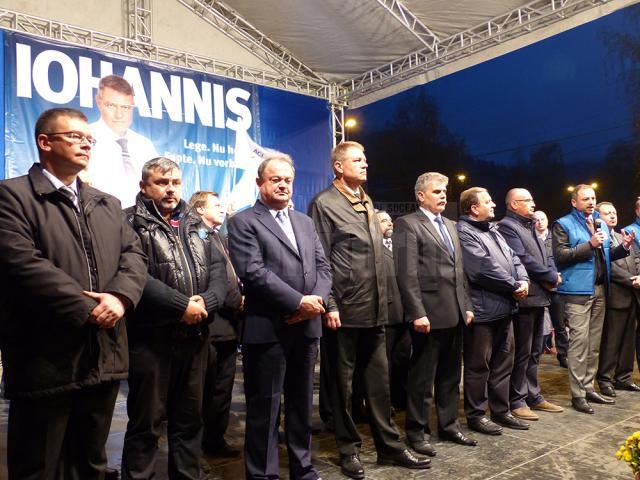 Klaus Iohannis, primit cu entuziasm de câteva mii de suceveni la Marginea şi Câmpulung Moldovenesc