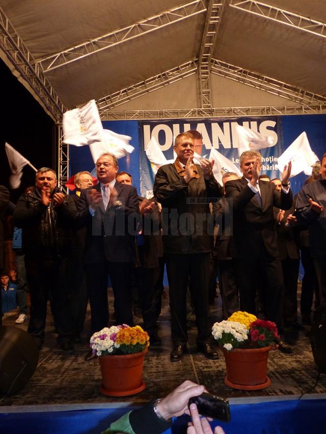 Klaus Iohannis, primit cu entuziasm de câteva mii de suceveni la Marginea şi Câmpulung Moldovenesc