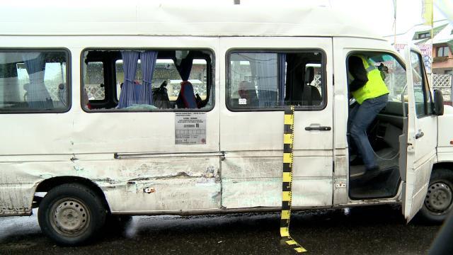 Un microbuz cu pasageri, lovit de un tir pe artera principală a Sucevei