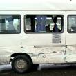 În urma impactului patru pasageri din microbuz au fost răniţi
