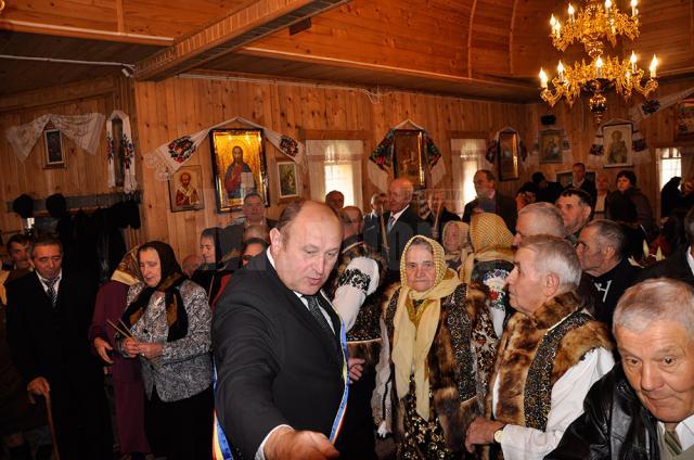 22 de cupluri din comuna Șcheia care au împlinit 50 de ani de căsătorie au fost sărbătorite duminică, de Sf. Dumitru, de către Primăria și Consiliul Local Şcheia
