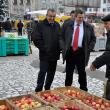 Preşedintele CJ Suceava şi prefectul judeţului au vizitat standurile pomicultorilor