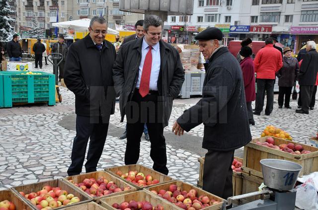 Preşedintele CJ Suceava şi prefectul judeţului au vizitat standurile pomicultorilor