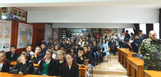 Liceul Tehnologic Cajvana a sărbătorit Ziua Armatei