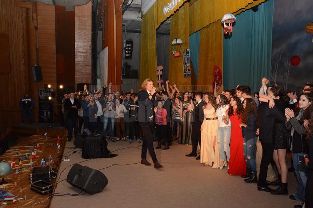 Aproape de finalul recitalului, artistul a invitat elevii din public pe scena Casei de Cultură