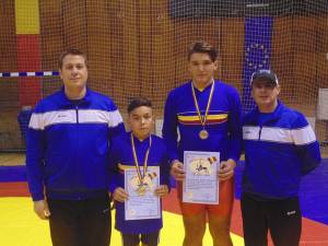 Cei doi campioni naționali la copii II, Ioan Balan și Alexandru Giorgiță, alături de antrenorii Daniel Ciubotaru și Andrei Bolohan