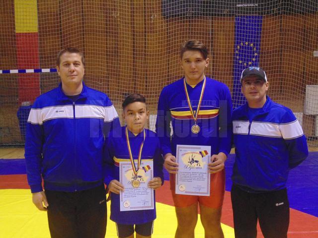 Cei doi campioni naționali la copii II, Ioan Balan și Alexandru Giorgiță, alături de antrenorii Daniel Ciubotaru și Andrei Bolohan