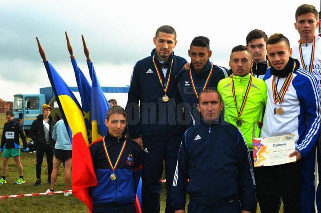Echipa de juniori I a CSM Dorna Vatra Dornei, alături de antrenorul Cristian Prâsneac