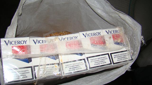Ţigări ascunse în saci cu crupe de porumb, descoperite în PTF Siret