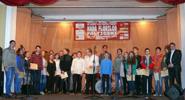 Participanţii Concursului Naţional de Folk pentru Tineret “Nada Florilor”