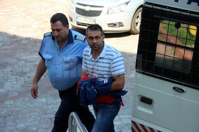 Agentul-şef Dumitru Jitaru este acuzat de un lanţ de infracţiuni comise pentru a scăpa de răspundere penală, contra a 300 de euro, un şofer prins cu permis de conducere fals