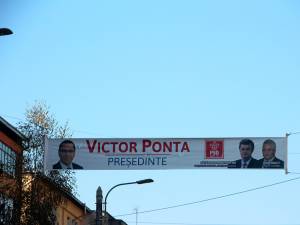 În oraş au apărut bannere electorale în care primarul Sucevei este alături de preşedintele CJ, Cătălin Nechifor, şi candidatul PSD, Victor Ponta